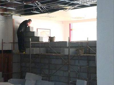 柳州一租户装修搬数吨重砖块进屋
